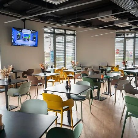 Hotel Ibis Styles Airport 3*